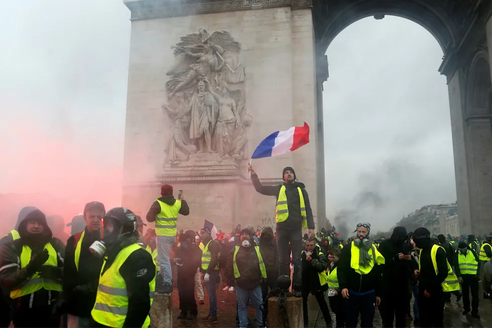 Frankrikes regjering frykter nye, voldelige demonstrasjoner i landet. I forbindelse med den siste tidens protester har fire mennesker mistet livet, i tillegg er flere hundre skadd.