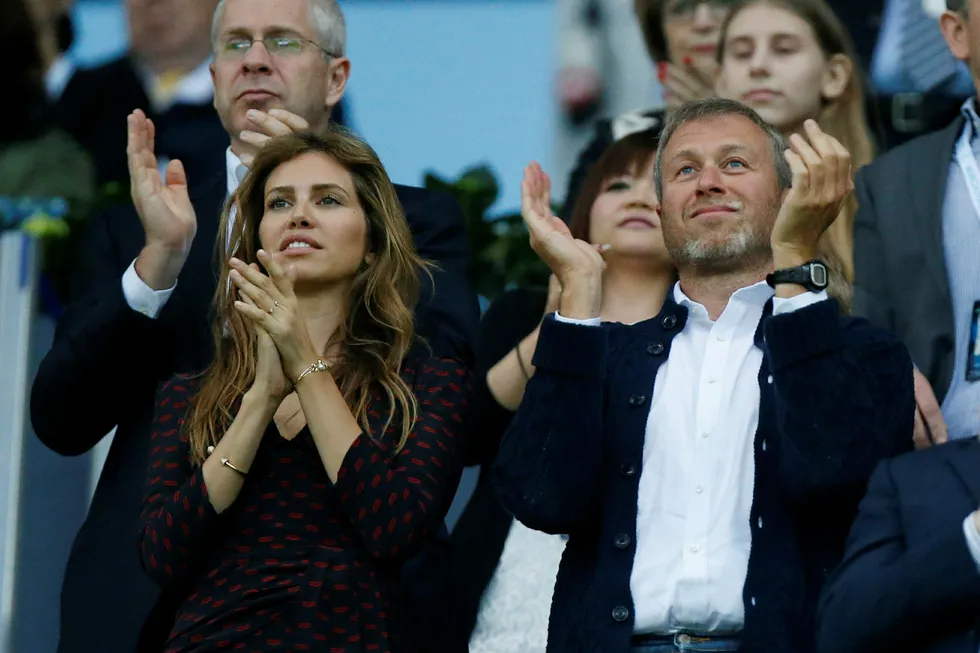 Ekteparet Roman Abramovich og Darya Zhukova er gode venner med Ivanka Trump og mannen Jared Kushner. Her applauderer de to fotballaget Chelseas prestasjoner. Foto: Matt Dunham/AP Photo/NTB scanpix