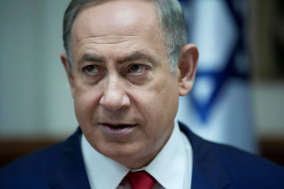Israels statsminister Benjamin Netanyahu minner USAs president Donald Trump på valgkampløftet om å flytte den amerikanske ambassaden fra Tel Aviv til Jerusalem. Foto: Abir Sultan, AP