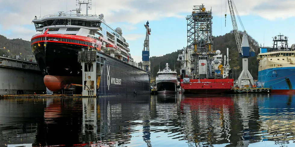 PROSJEKT: I dokka Hurtigruteskipet Fridtjov Nansen. Ved kai, fra venstre: Fabrikktråleren «Holmøy»,, brønnintervensjonsfartøyet AKOFS Seafarer og ankerhåndteringsfartøyet Mærsk Maker.