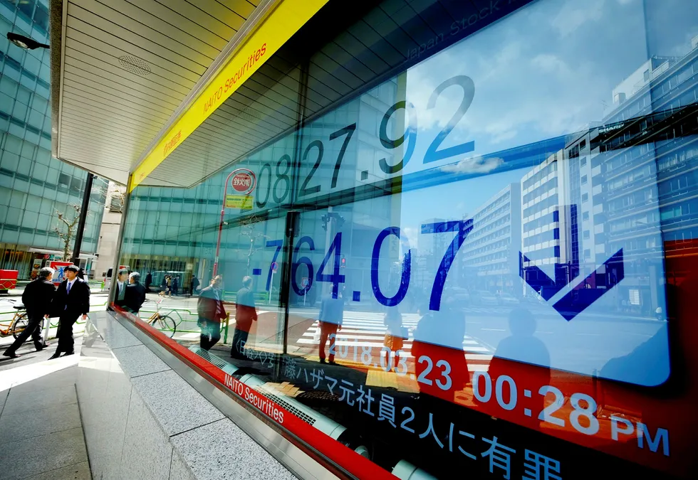 Børsene i Asia falt kraftig i morgentimene fredag, der Nikkei-indeksen ved Tokyo-børsen endte ned 4,51 prosent. Foto: Kazuhiro Nogi/AFP/NTB scanpix