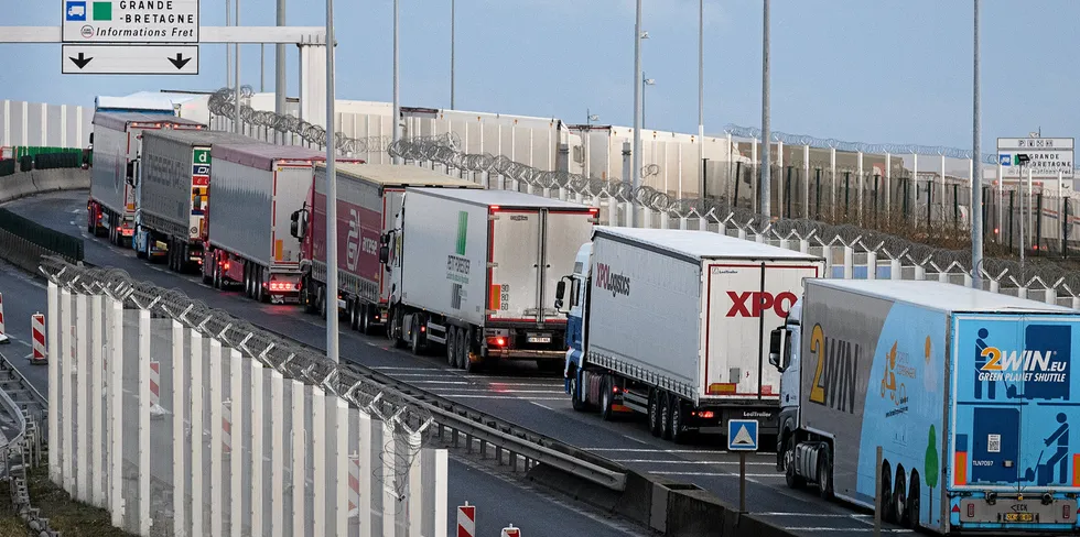 Vogntog i kø i Calais på fransk side av brexit-grensen.