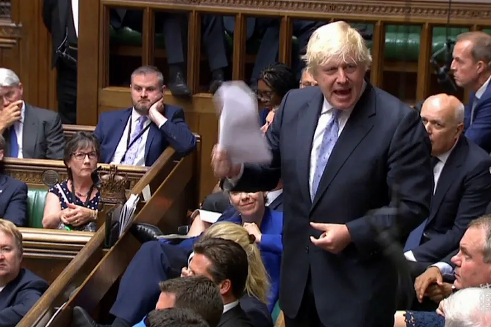 Boris Johnson ga Theresa May det glatte lag da han begrunnet sin avskjed som utenriksminister for det britiske underhuset onsdag. Foto: AFP/NTB Scanpix
