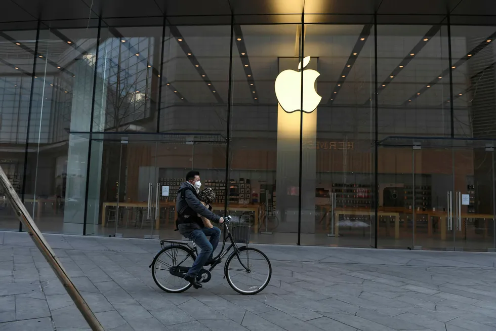 Apple advarer om at de ikke vil nå målene som er satt for andre kvartal. Dette skyldes produksjonsstopp ved kinesiske fabrikker og at Apple har stengt nesten alle egne utsalg i Kina siden slutten av januar.