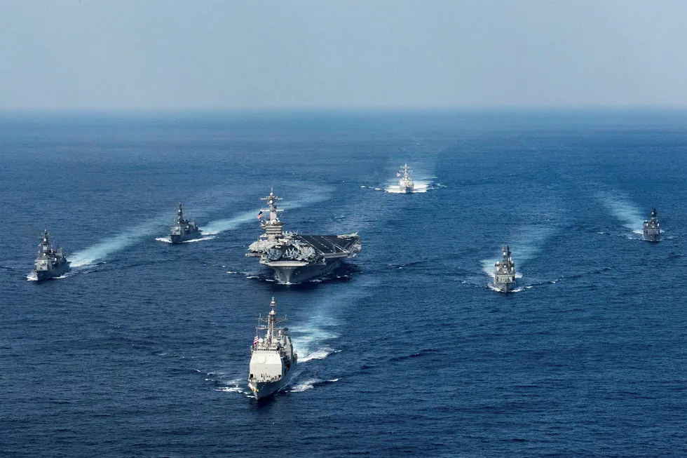Hangarskipet USS Carl Vinson, i midten på bildet, har den siste tiden ikke som tidligere opplyst vært på vei mot Nord-Korea, men seilt nordover mot grenseområdene mellom Indonesia og Australia. Foto: Matt Brown/US Navy/Afp photo/NTB scanpix