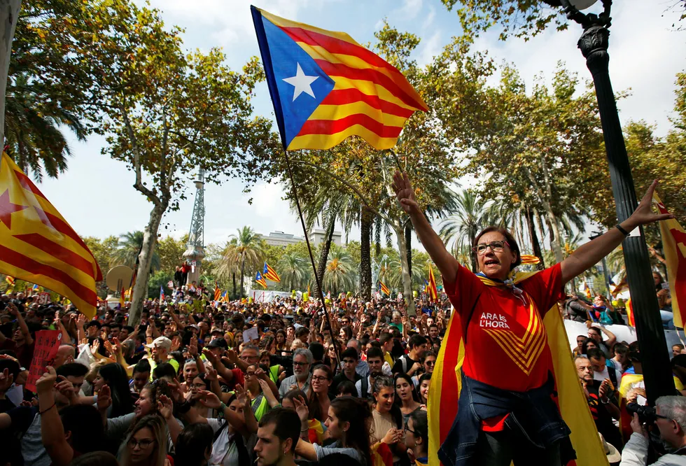 «Estelada», det katalanske flagget, vaier høyt under en demonstrasjon i Barcelona torsdag til støtte for løsrivelse. Foto: Emilio Morenatti/AP/NTB Scanpix