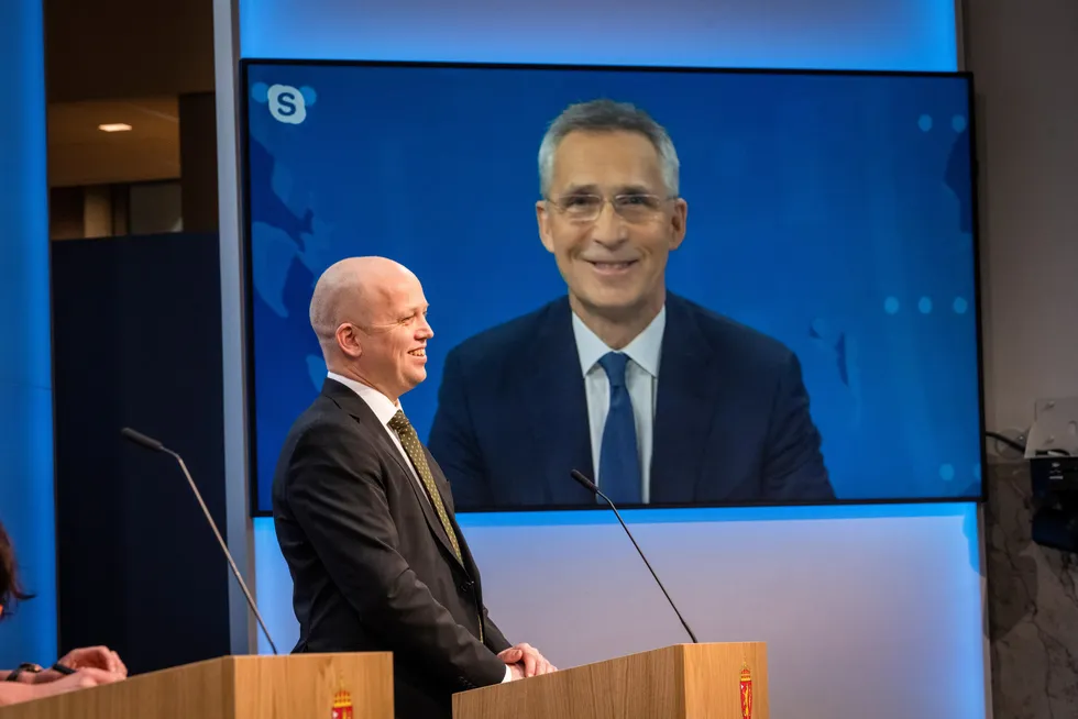 Finansminister Trygve Slagsvold Vedum (Sp) presenterer Jens Stoltenberg som ny sentralbanksjef.