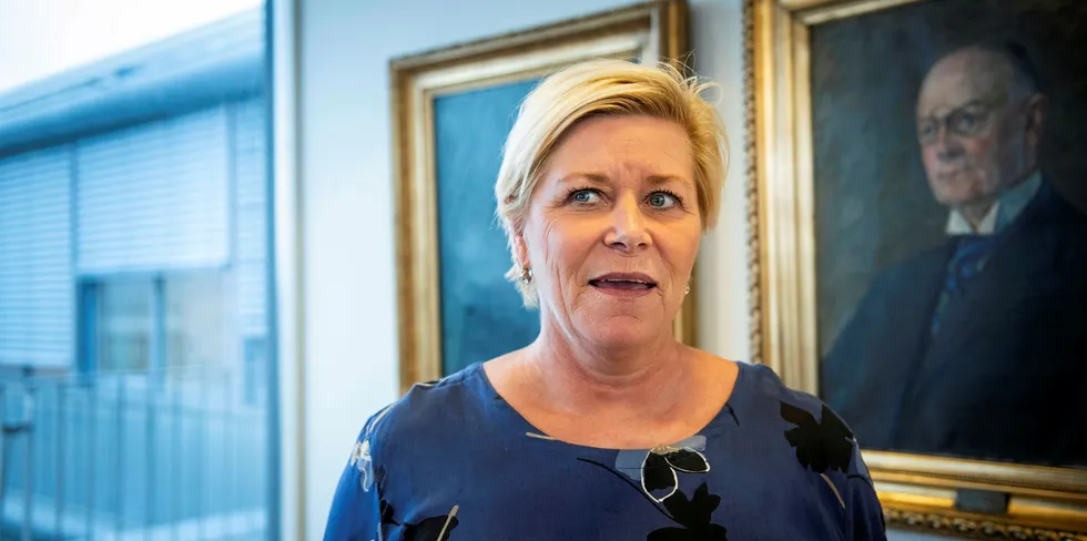 Finansminister Siv Jensen vet ikke hvor mye penger hun får å rutte med fra laksekonsesjonssalg.