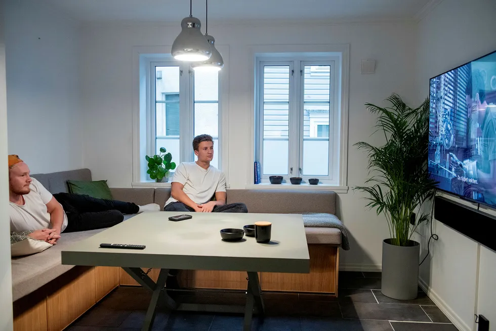 «Ung-rush» til boligmarkedet. Førstegangskjøper og elektriker Sander Lundvang (20) til høyre, var den første i vennegjengen til å kjøpe bolig. Her sammen med kameraten Bjørn Paulsen i leiligheten i Bergen.