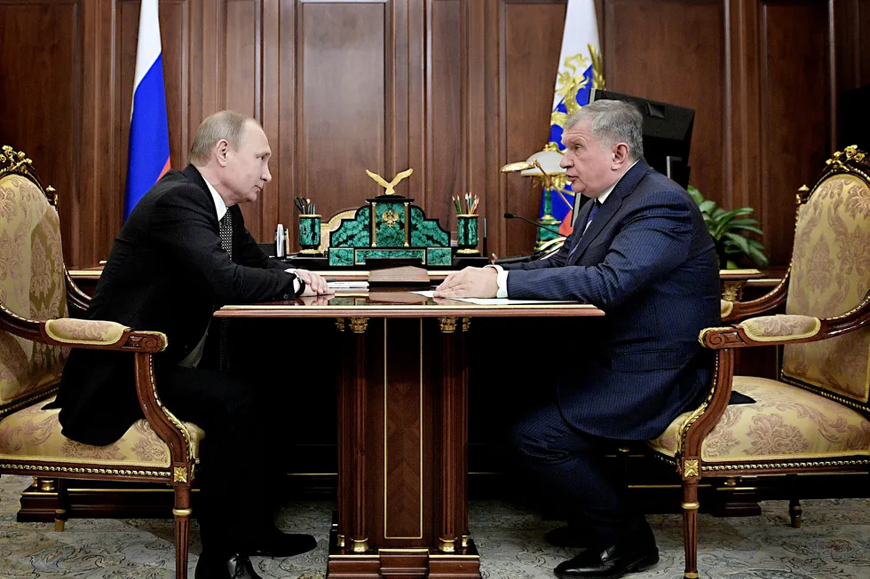Onsdag kveld kunngjorde president Vladimir Putin og Rosneft-sjef Igor Setsjin den nye Rosneft-avtalen på russisk tv. Foto: Alexey Druzhinin/Afp/NTB scanpix
