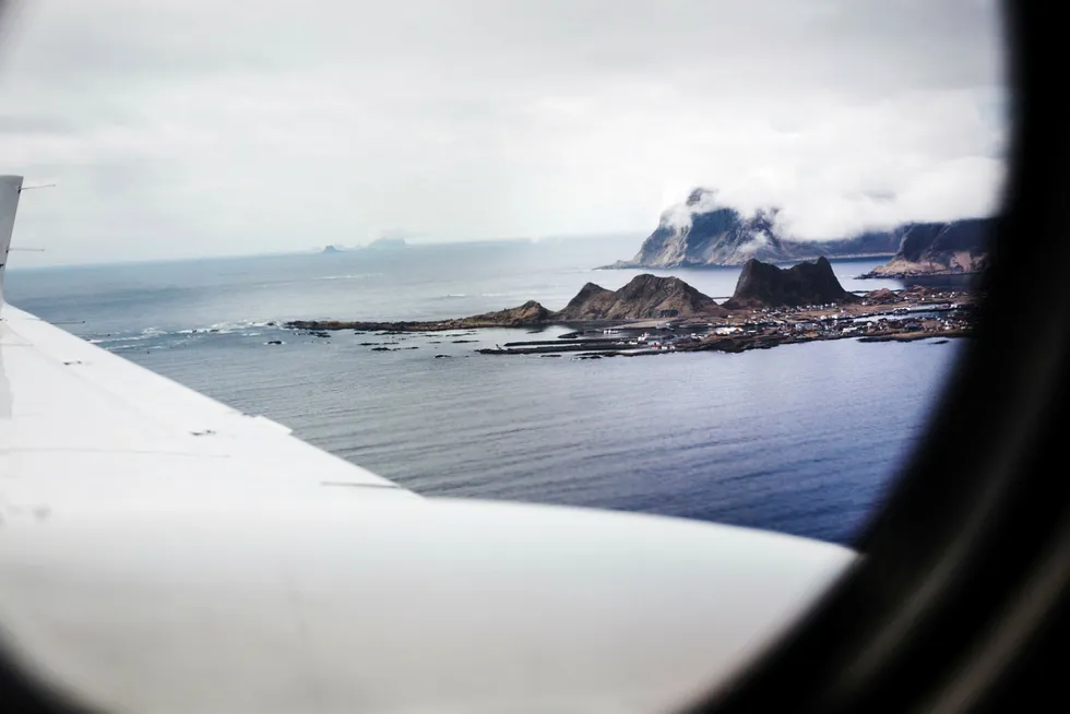 Ytterst på Lofoten. Bilde fra et Sundt Air-fly, som flyr langs norskekysten for å kontrollere båter, fiske og oljesøl. Foto: Per Thrana