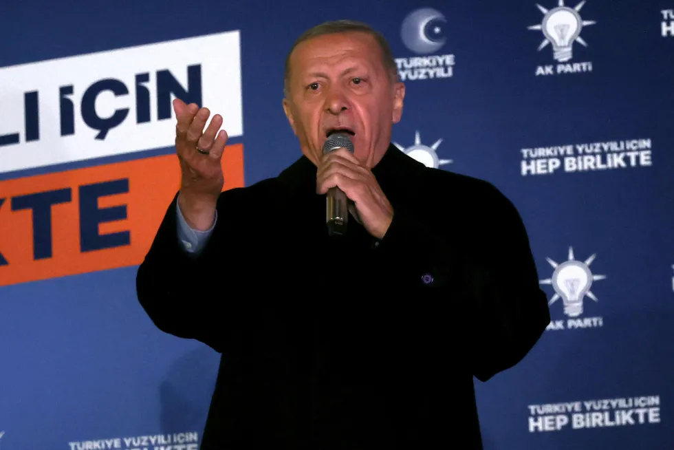 Fem nye år? President Recep Tayyip Erdogan taler til tilhengere i Ankara etter valget søndag.
