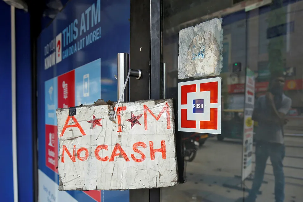 Indiske minibanker er tomme for kontanter. Tilliten til banksektoren har nådd en ny bunn. Foto: Abhishek N. Chinnappa/Reuters/NTB Scanpix