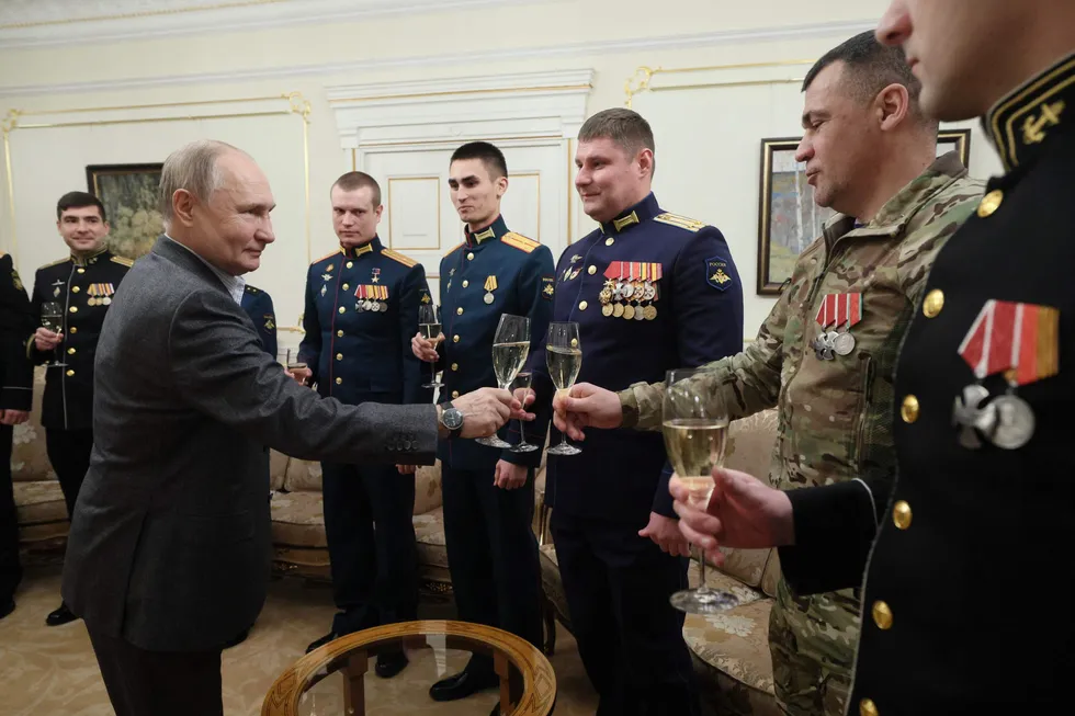 President Vladimir Putin gjør ære på russiske offiserer 1. januar. Vestens største utfordring er hvis Putin og russerne ikke tror på oss, skriver artikkelforfatteren.
