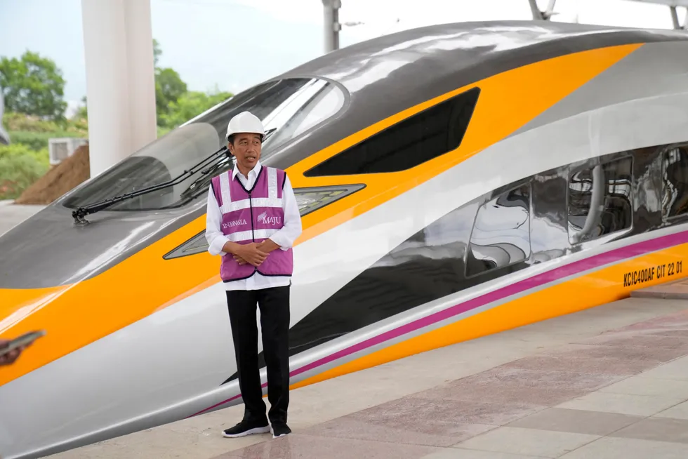 Indonesias president Joko Widodo åpnet nylig den nye toglinjen på 142 kilometer mellom hovedstaden Jakarta og Bandung. Fire indonesiske selskaper har dannet et konsortium med China Railway International Co. på å ferdigstille prosjekter på over 60 milliarder kroner på under fire år.