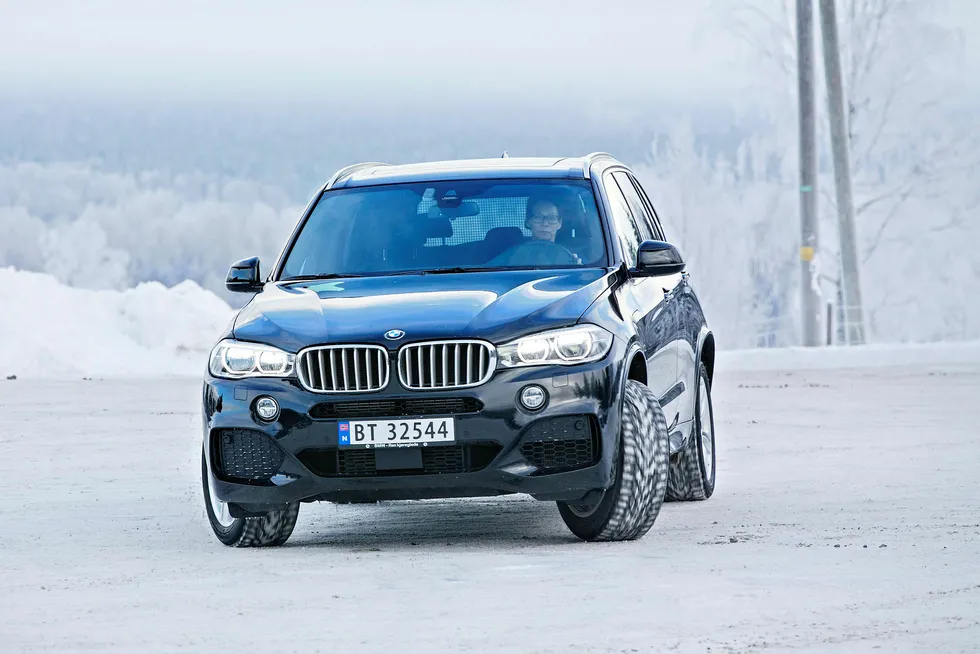 Den ladbare hybrid-suven BMW X5 har et batteri som gir en rekkevidde på beskjedne 31 kilometer, men premieres likevel med raust fradrag i engangsavgiften. Foto: Jan Petter Lynau/VG/NTB Scanpix