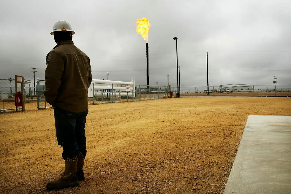 Amerikansk råoljeproduksjon forventer å treffe nye høyder i 2018. Her fra en av oljeselskapet Apache Corporations brønner i Permian-bassenget. Foto: Spencer Platt/Getty/Afp/NTB Scanpix