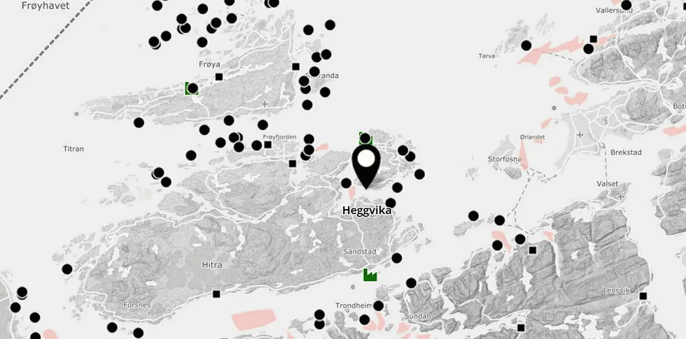 Det var dette anlegget ved Heggvika på Fjellværsøya som ble påkjørt lørdag kveld. Lokaliteten driftes av Mowi.