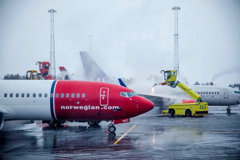 Norwegian har bare noen få fly i drift på norsk innenriks under korona. Selskapet håper markedet vender tilbake innen sommeren, og vil gjenoppstå som et mindre selskap før det. Her fra Oslo lufthavn.