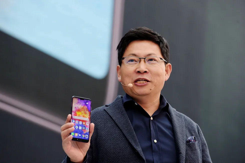 Samsung og Huawei kjemper om å være først ute med brettbare, sammenleggbare smarttelefoner. Huawei har hatt stor suksess med flaggskipsmodellen P20 i Asia og Midtøsten i år og direktør Richard Yu Chengdong lover 200 millioner solgte smarttelefoner i 2018. Foto: Eric Piermont/AFP/NTB Scanpix