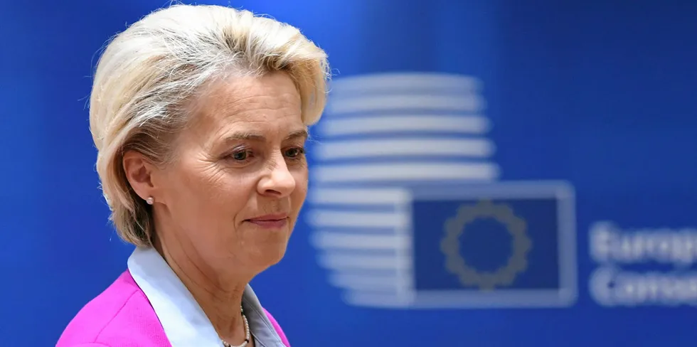 Ursula von der Leyen leder EU-kommisjonen (EU-kommisjonen) og har varslet strukturell reform av strømmarkedet. På fredag skal ministrene i EU møtes for å diskutere reformen. Et lekket dokument fra Kommisjonen viser at de forslagene som legges frem, vil ikke redusere strømregningen.