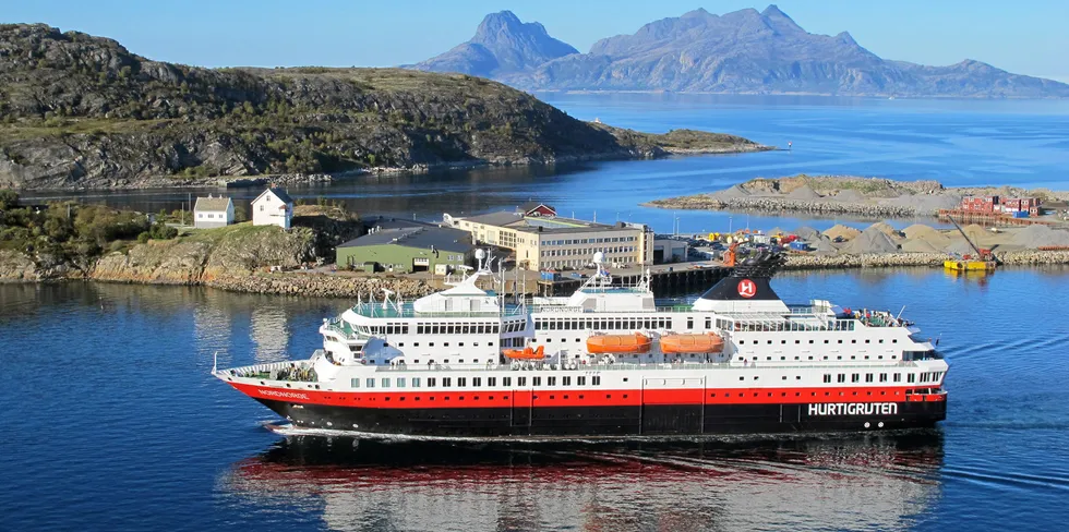 TRONDHEIM-KIRKENES: Hurtigruteskipet «Nord-Norge» på vei ut fra Bodø havn. Stortinget vedtok i ettermiddag at selskapet Hurtigruten skal utvide selingsmøsteret til Kirkenes – Trondheim. I dag seiler båtene mellom Kirkenes og Bodø.