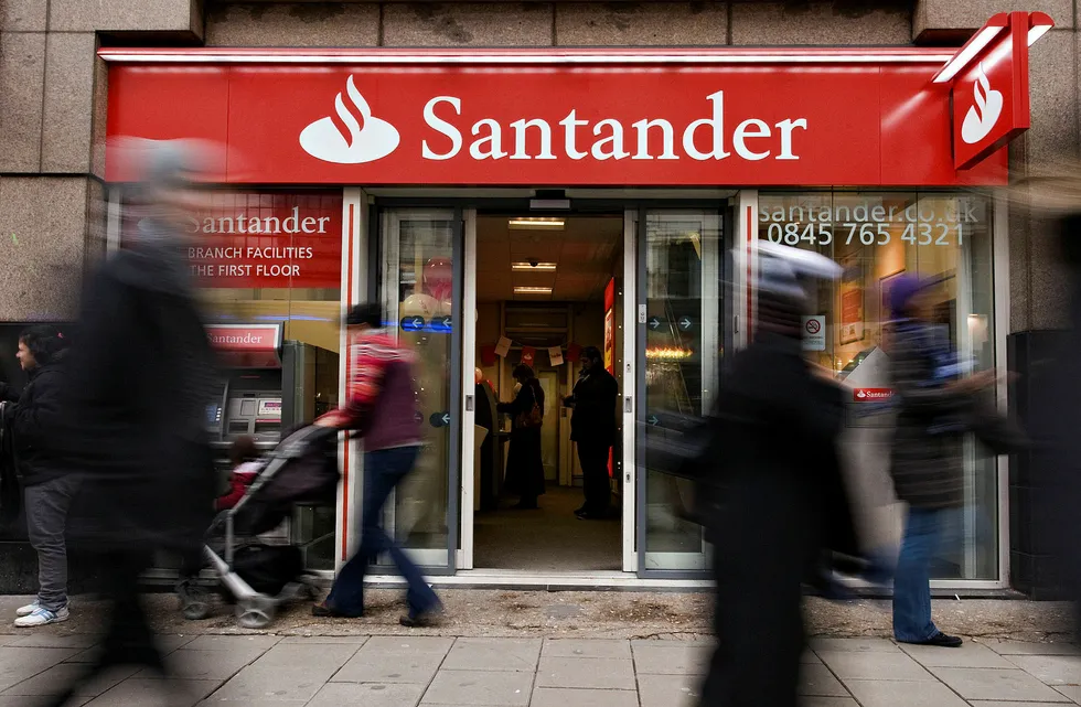 Den spanske banken Santander tar i bruk en hittil ukjent jobbkontraktspraksis i Storbritannia. Her bankens filial i Oxford Street. Foto: LEON NEAL/AFP/NTB scanpix