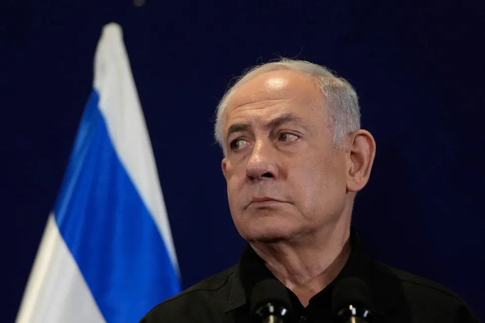 Delvis forsøker statsminister Benjamin Netanyahu å redde en frynsete politisk karriere ved å bøye seg for stemningsbølger i det israelske folkedypet, skriver artikkelforfatteren.