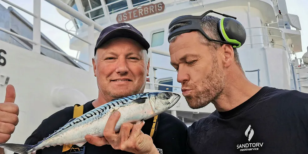 PRISKYSS: Kenneth Gjerde (t.v.) og Kjetil Østervold på "Østerbris" er storfornøyd med starten på makrellsesongen.