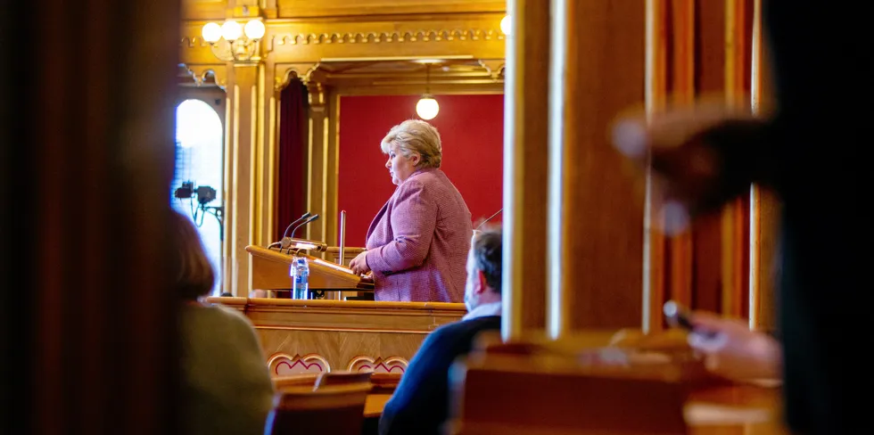 PÅ STORTINGET: Statsminister Erna Solberg redegjorde i går om håndteringen av koronapandemien i Stortinget. Nå truer hun med nye nasjonale tiltak.