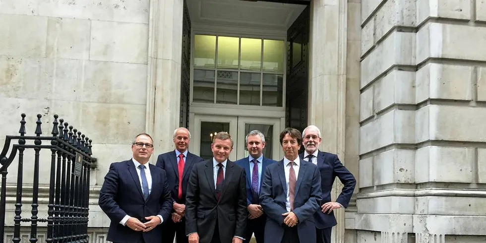 Medlemmer av skotske interesseorganisasjoner på trappen i Downing Street 9 i London. Fra venstre: Mike Park (Scottish White Fish Producers’ Association), Ian Gatt (Scottish Pelagic Fishermen’s Association), Rt Hon David Jones MP (Minister of State for Brexit), John Anderson (Scottish Fishermen’s Organisation), Simon Collins (Shetland Fishermen’s Association), Bertie Armstrong (Scottish Fishermen’s Federation)Illustrasjonsfoto