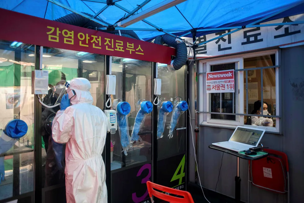 Sør-Koreas strategi innebærer omfattende testing, med digital sporing av hvor de smittede har vært, for å kunne spore andre som har vært samme sted og be dem teste seg. Her er en testkiosk utenfor Yangji-sykehuset i Seoul.