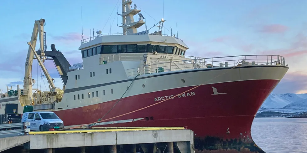 Førstehåndsprisen på fryst torsk fortsetter å stige etter bunnen i februar. Her leverer «Artic Swan» fisk på en frysterminal i Tromsø i begynnelsen av mai.