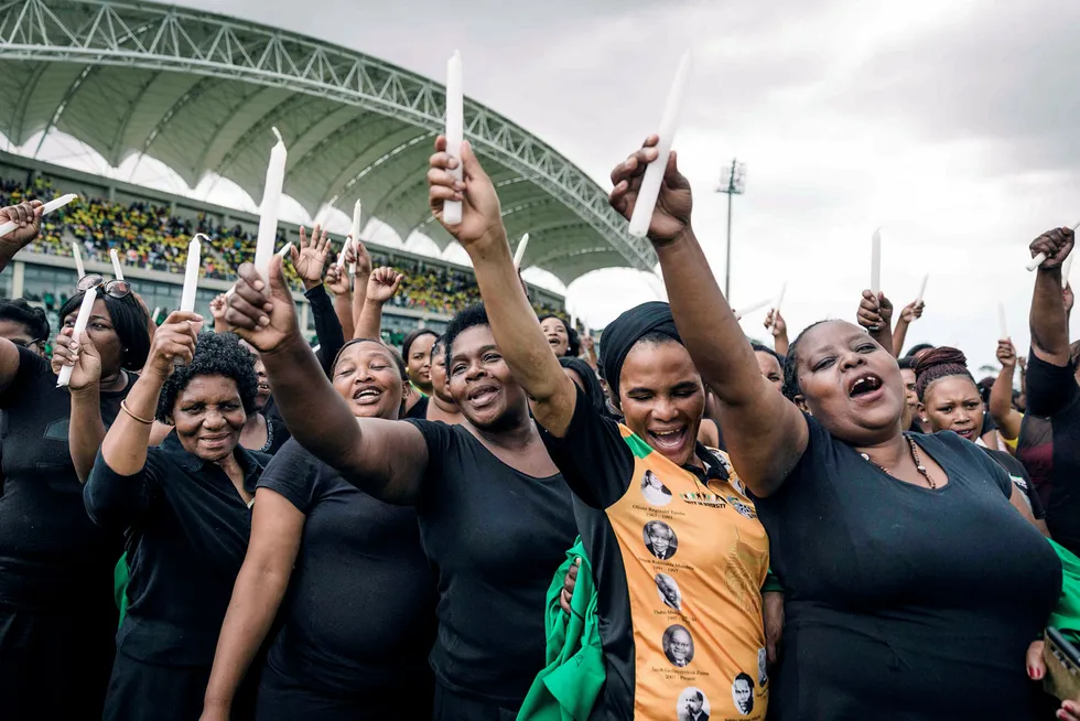 Tilhengere av Nkosazana Dlamini-Zuma under valgkampen i hennes hjemstat KwaZulu-Natal i forkant av ANCs partikongress. Partiet er splittet og det er knyttet stor spenning til ledervalget. Foto: Rajesh Jantilal/AFP/NTB Scanpix