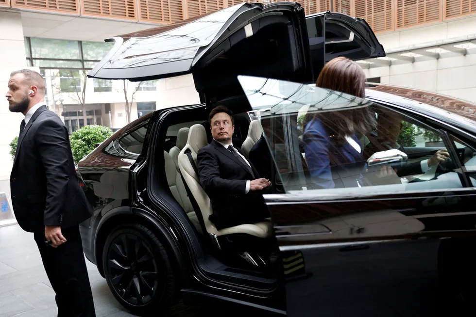 Gründeren Elon Musk er kommet på kant med svenske fagforeninger. Her er han avbildet utenfor et hotell i Beijing.