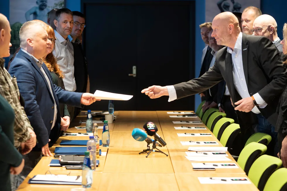 Første dansen: Ledene Jørn Eggum i Fellesforbundet og Stein Lier-Hansen i Norsk Industri åpnet lønnsoppgjøret 2022 med overrekkelse av krav 9. mars.