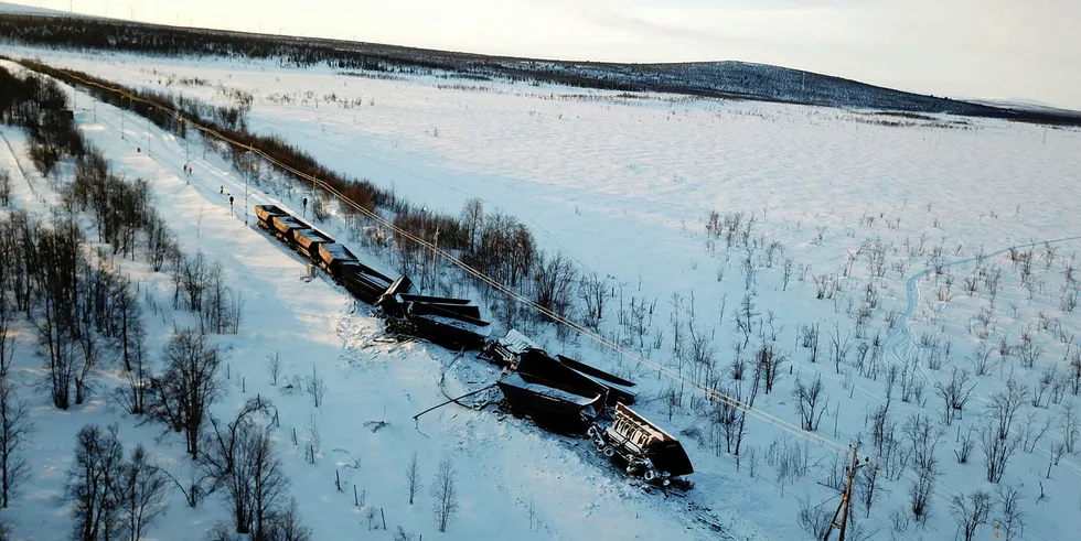 Malmvognene som har sporet av ved Kiruna, er ennå ikke fjernet og 400 meter jernbanetrasé er ennå ikke reparert.