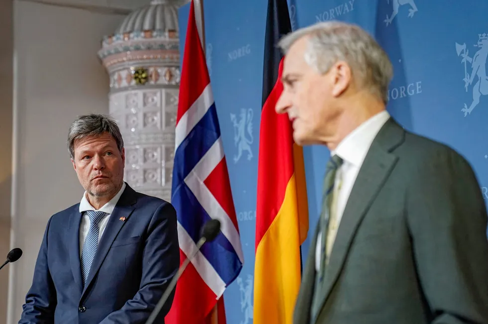 German economics and climate minister Robert Habeck (l) and Norwegian Prime Minister Jonas Gahr Støre in Oslo in March 2022.