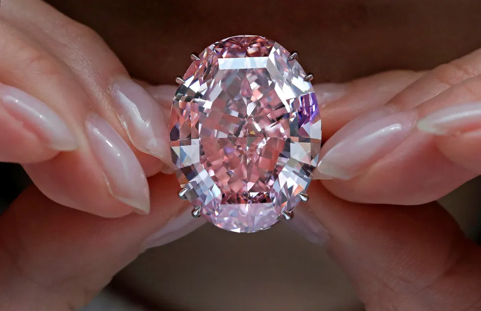 Salget av diamanten slår den tidligere rekordholderen Oppenheimer Blue-diamanten som ble solgt for 493 millioner kroner i fjor. Foto: Vincent Yu