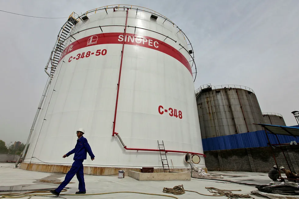 Her vises en oljelagringstank ved Sinopecs raffineri i Wuhan i Kina