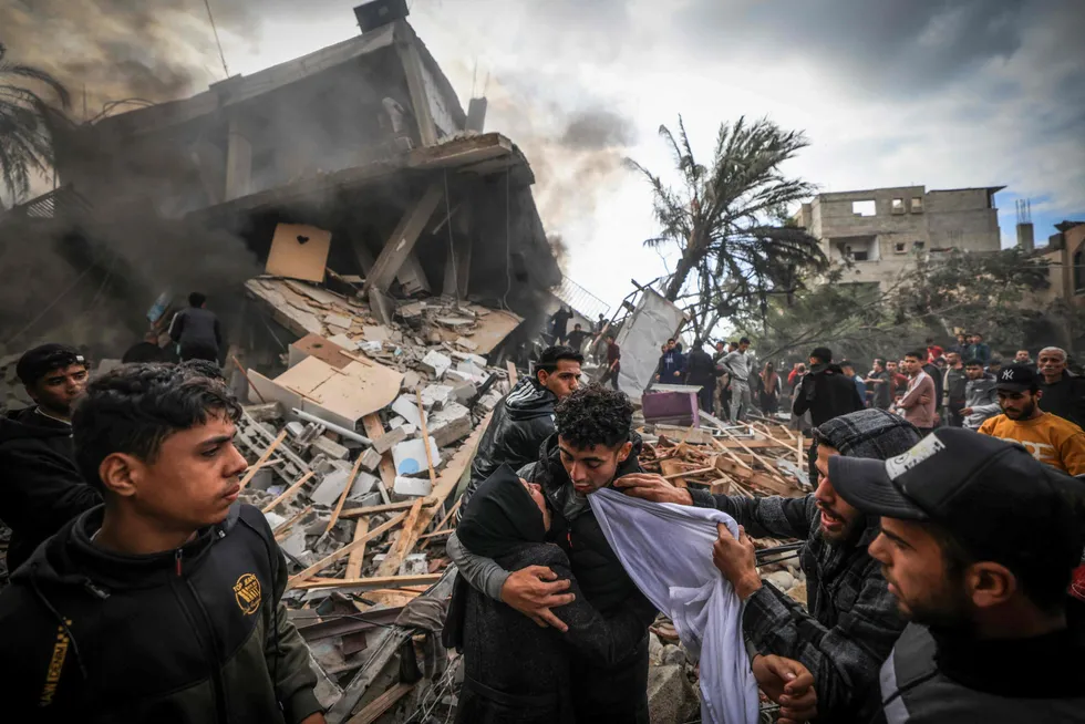 I Gaza er det til nå drept rundt 21.000 mennesker. I to andre konflikter i samme region, borgerkrigene i Syria siden 2011 og Jemen siden 2014 er det drept henholdsvis rundt 600.000 og 370.000 mennesker.