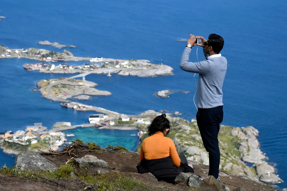 Regjeringene foreslår at det skal være opp til hver enkelt kommune å innføre turistskatt på overnatting. Det er foreløpig uklart hva de seks kommunene i Lofoten, her med Reine i bakgrunnen, vil gjøre.