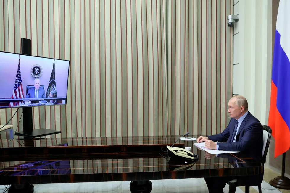 Presidentene Vladimir Putin og Joe Biden i samtale via videolink i forrige uke. Spenningen er likevel fortsatt høy.