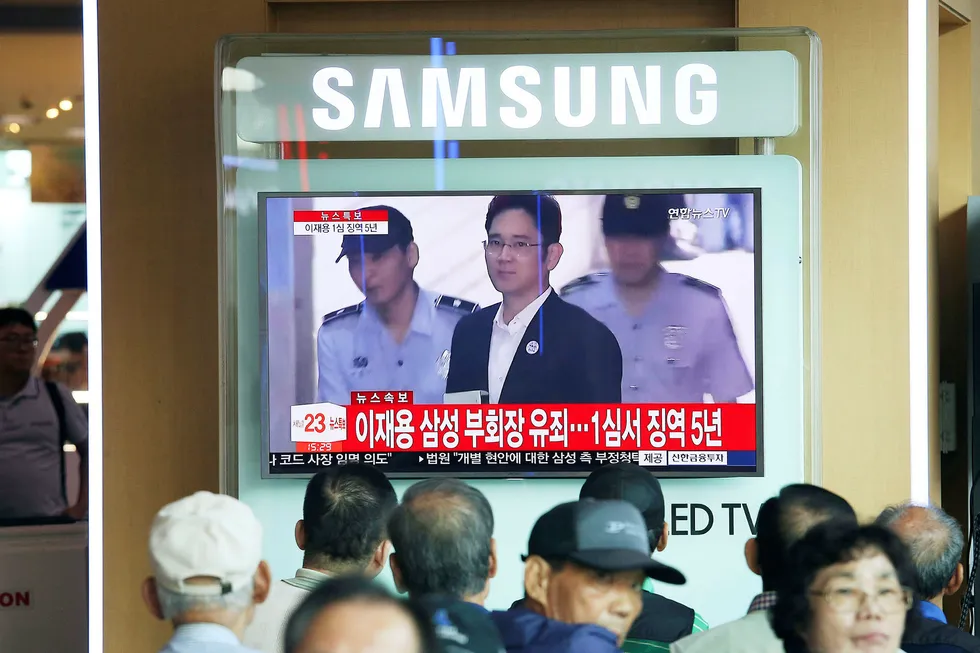 Samsung-arving og «kronprins» Lee Jae-yong fikk fem års fengsel og ble sendt til soning fredag for å ha betalt bestikkelser til en nær venninne av den avsatte presidenten. Bildet er fra en jernbanestasjon i Seoul. Foto: Ahn Young-joon/AP/NTB Scanpix