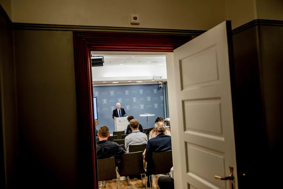 Svein Gjedrem loverleverte rapporten om ny sentralbanklov til finansminister Siv Jensen i dag. --- Foto: Gorm K. Gaare