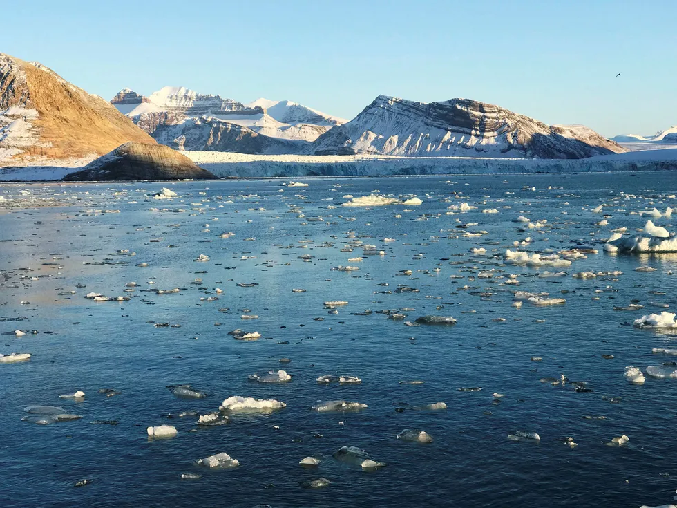 Iskanten i Barentshavet flyttes 134 kilometer sørover, som betyr at 55.000 kvadratkilometer mer hav blir vernet. Her fra Kongsfjorden ved Ny-Ålesund på Svalbard.