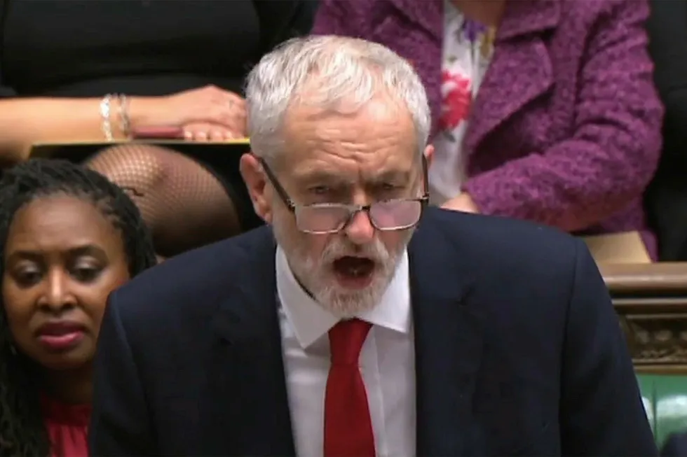 Labour-leder Jeremy Corbyn garanterer at partiet ikke vil gå inn for at Storbritannia går ut av EU uten av avtale.