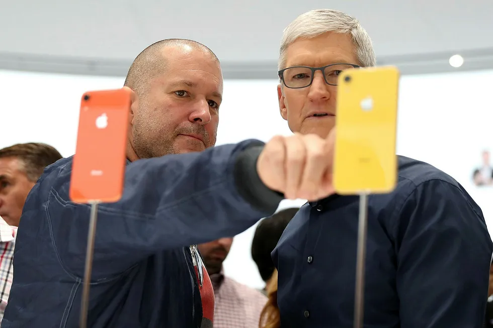 Apples sjefdesigner gjennom mange år, Jony (Jonathan) Ive (til venstre) slutter i selskapet. Her står han sammen med Apple-sjef Tim Cook.