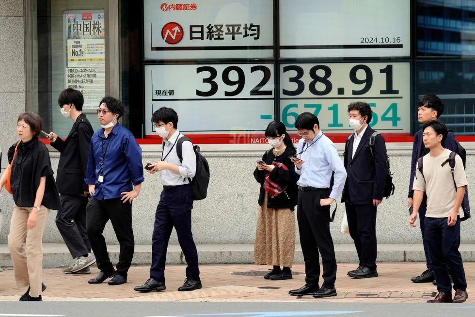 Nikkei-indeksen ved Tokyo-børsen har falt. Usikkerhet i teknologisektoren tynger. Investorer venter på TSMC-resultatene etter Taipei-børsen stenger onsdag ettermiddag lokal tid.