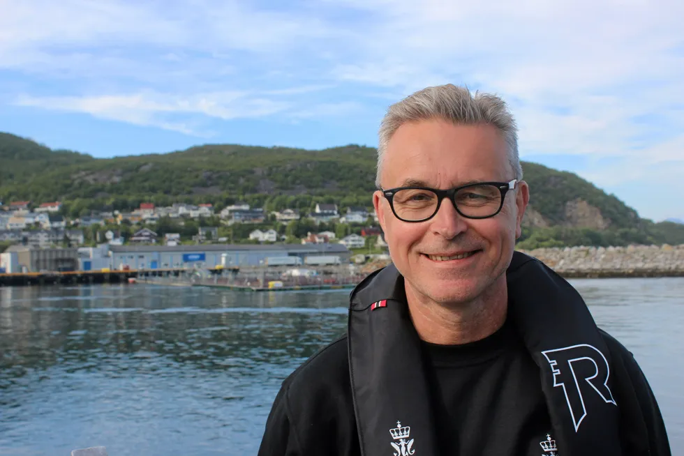 Fiskeri- og sjømatminister Odd Emil Ingebrigtsen (H) reiste mandag fra Tromsø til Skjervøy for å legge frem ny havbruksstrategi. Han fikk skyss av Fiskeridirektoratets kontrollbåt «Rind». I bakgrunnen; slakteriet til Lerøy Aurora på Skjervøy.